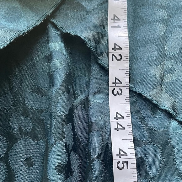 : Simplee Apparel Rap Dress - V-Neck, Long Sleeve, High/Low Hem - Jeweled Green - Picture 13 of 14